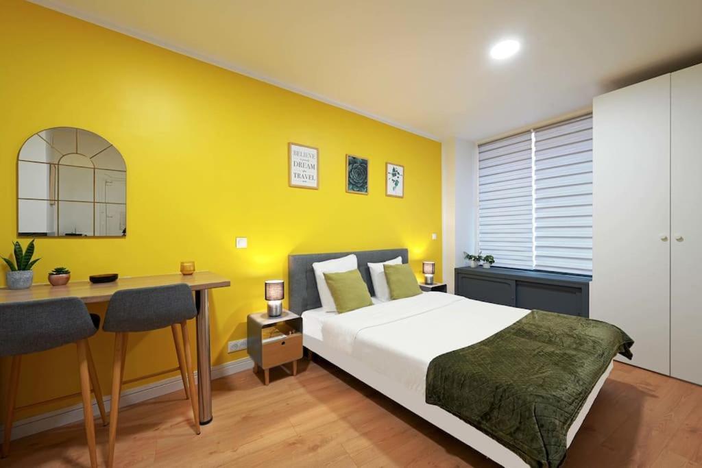 Modern, Bright And Fully Renovated Appartement Parijs