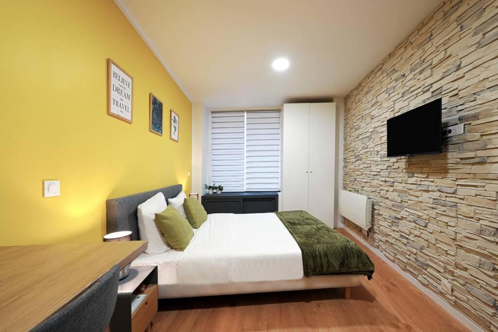 Modern, Bright And Fully Renovated Appartement *